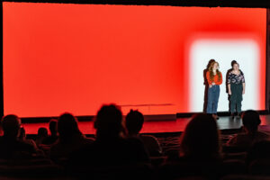 «LA SERRE CONCORDE» - Théâtre multimédia - Distribution : Magalie Aubé, Flavie Canuel, Amélya Couture, Thomas Couture, Èva Legendre, Claudia Moquin, Laurence Poirier, Angélik Pronovost et Émy St-Amand - mise en scène d’Isabelle Carignan - pièce de théâtre de Jordan Tannahill.