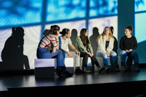 «LA SERRE CONCORDE» - Théâtre multimédia - Distribution : Magalie Aubé, Flavie Canuel, Amélya Couture, Thomas Couture, Èva Legendre, Claudia Moquin, Laurence Poirier, Angélik Pronovost et Émy St-Amand - mise en scène d’Isabelle Carignan - pièce de théâtre de Jordan Tannahill.