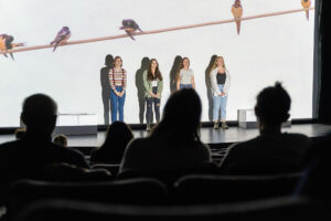 «LA SERRE CONCORDE» - Théâtre multimédia - Distribution : Magalie Aubé, Flavie Canuel, Amélya Couture, Thomas Couture, Èva Legendre, Claudia Moquin, Laurence Poirier, Angélik Pronovost et Émy St-Amand - mise en scène d’Isabelle Carignan - pièce de théâtre de Jordan Tannahill.