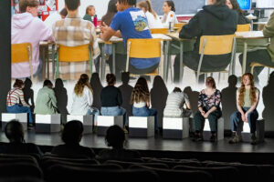 «LA SERRE CONCORDE» - Théâtre multimédia - Distribution : Magalie Aubé, Flavie Canuel, Amélya Couture, Thomas Couture, Èva Legendre, Claudia Moquin, Laurence Poirier, Angélik Pronovost et Émy St-Amand - mise en scène d’Isabelle Carignan - pièce de théâtre de Jordan Tannahill.