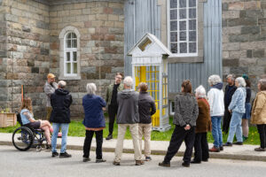 « LES MAISONS-PHARES » DE JOSÉ LUIS TORRES (SUR LE TERRAIN DE L’ÉGLISE DE SAINT-ULRIC)