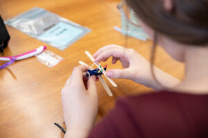 ATELIER «ROBOTS-BESTIOLES» AVEC LÉA BOUDREAU.